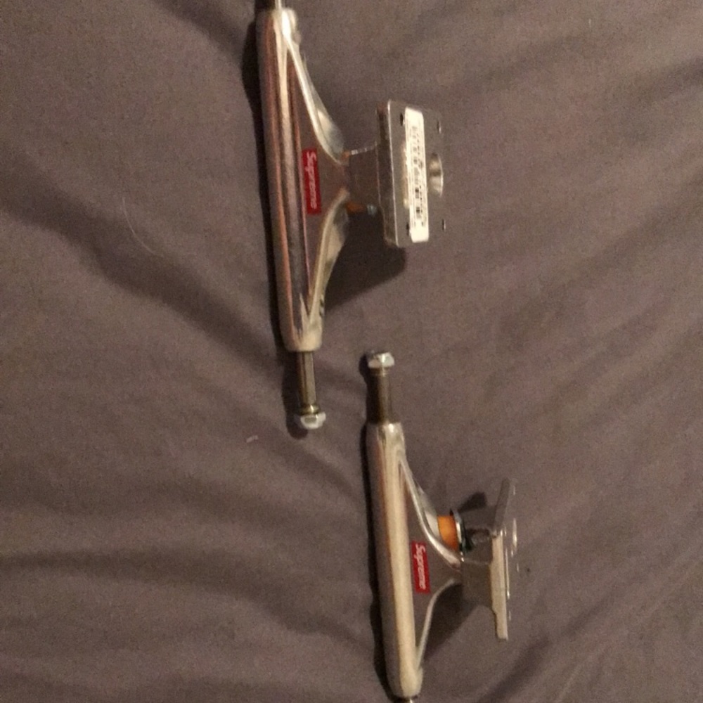 supreme x independent skateboard trucks - Picture 1 of 3